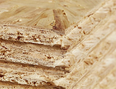 OSB-Platten mit grober Spanstruktur, stabil und vielseitig einsetzbar für Bau- und Innenausbauprojekte.