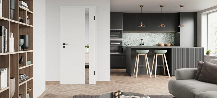 Moderne Wohnszene mit weißer Innentür und eleganter dunkler Küche.