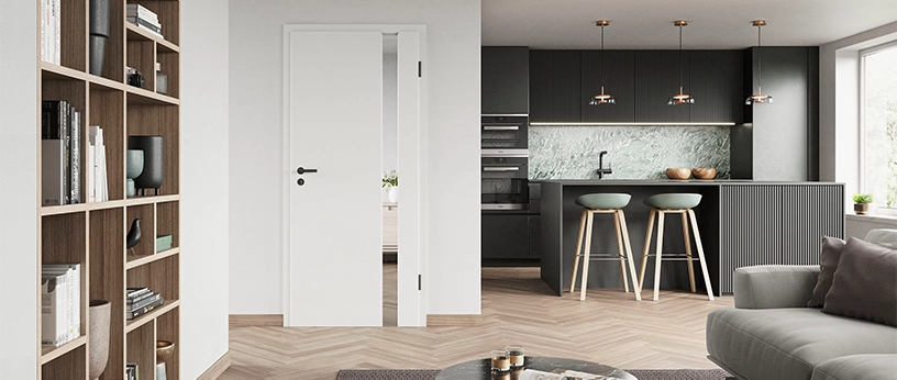 Moderne Wohnszene mit weißer Innentür und eleganter dunkler Küche.