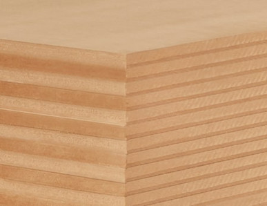 Nahaufnahme einer MDF-Platte mit feiner Schichtung, ideal für Möbelbau und Innenausbau.