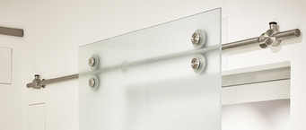 Schiebetüren aus Milchglas mit sichtbarer Stange und Gleiträdern.