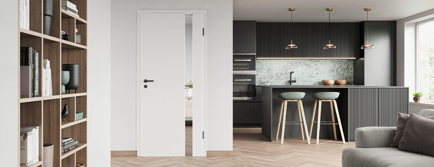 Moderne Wohnszene mit weißer Innentür und eleganter dunkler Küche.