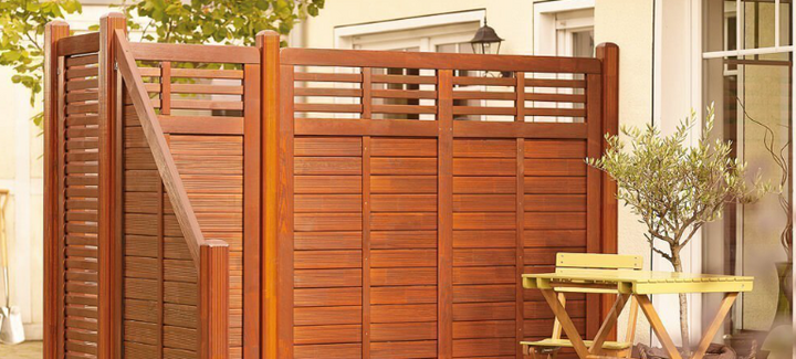 Sichtschutzzaun aus Holz für mehr Privatsphäre und eine stilvolle Abgrenzung zum Nachbargrundstück.