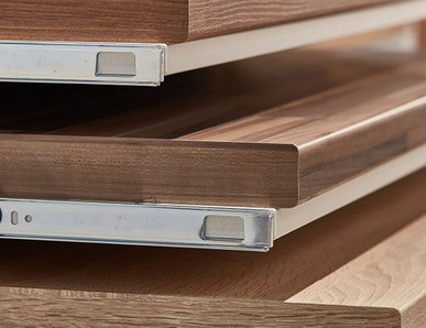 Gestapelte Holzarbeitsplatten mit Metallschienen, ideal für Küchen- und Möbelbau.