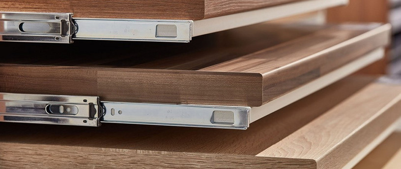 Gestapelte Holzarbeitsplatten mit Metallschienen, ideal für Küchen- und Möbelbau.