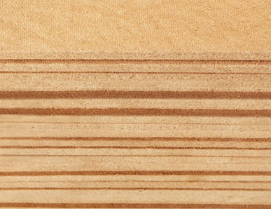 Nahaufnahme von Holzfaserdämmplatten mit sichtbarer Schichtenstruktur, ideal für ökologische Wärmedämmung.