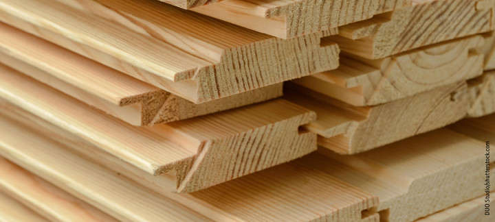 Gestapelte Profilbretter mit Nut- und Federverbindung, ideal für Wand- und Deckenverkleidungen.
