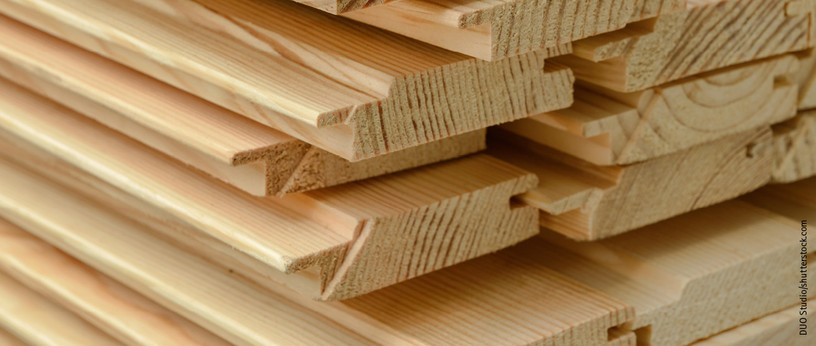 Gestapelte Profilbretter mit Nut- und Federverbindung, ideal für Wand- und Deckenverkleidungen.