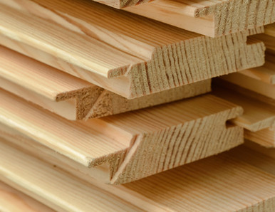 Gestapelte Profilbretter mit Nut- und Federverbindung, ideal für Wand- und Deckenverkleidungen.