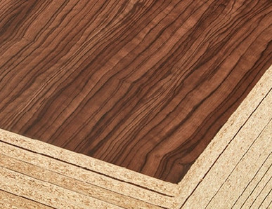 Gestapelte Dekorplatten mit Holzoptik-Oberfläche und stabiler Spanplattenbasis für Möbel- und Innenausbau.