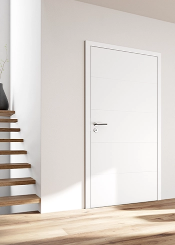 Helles, modernes Wohnambiente mit weißer Innentür.