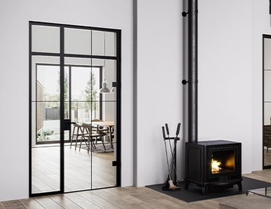 Zweiflügelige Lofttür mit schwarzem Stahlrahmen, die Wohnzimmer und Essbereich stilvoll voneinander trennt.
