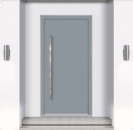 Helle graublaue Haustür mit elegant geschwungenem Edelstahlgriff in einem zurückgesetzten Eingangsbereich mit seitlichen Wandleuchten.