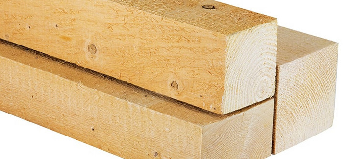 Nahaufnahme von Kanthölzern mit sichtbarer Holzmaserung, ideal für den Holzbau und konstruktive Anwendungen.