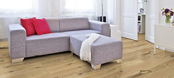 Ecksofa auf rustikalem hellen Holz mit Astlöchern
