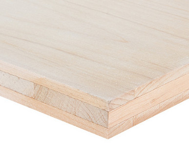 Nahaufnahme einer Dreischichtplatte mit sichtbarer Verleimung, ideal für Möbel- und Innenausbau.