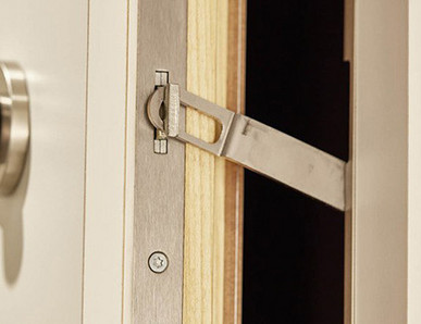 Vergrößerter Bereich einer weißen Funktionstür mit integrierter Öffnungssperre.