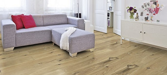 Ecksofa auf rustikalem hellen Holz mit Astlöchern