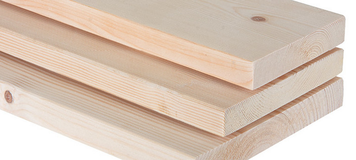 Gestapelte Glattkantbretter mit gehobelter Oberfläche und sichtbarer Holzmaserung für den Innen- und Außenbau.