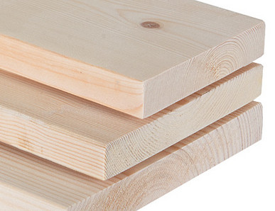 Gestapelte Glattkantbretter mit gehobelter Oberfläche und sichtbarer Holzmaserung für den Innen- und Außenbau.